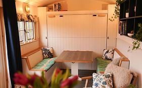 Shepherds Hut In Countryside Near Bath And Bristol